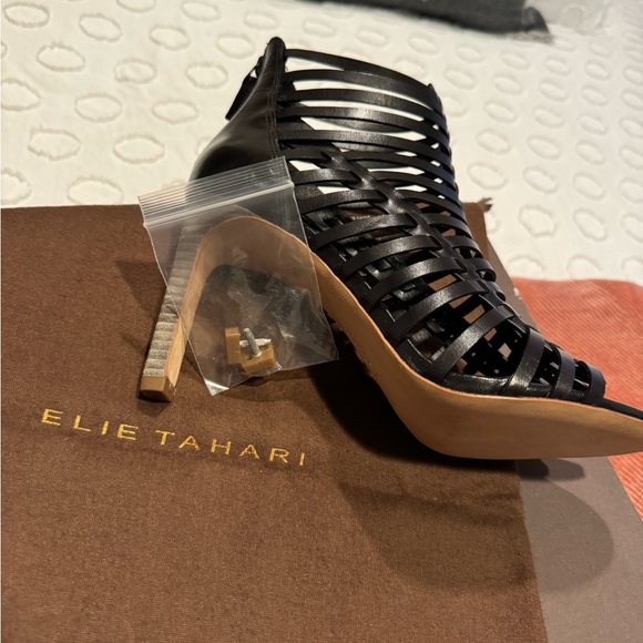 LIKE NEW - Elie Tahari Black Gladiator Strap Leather Heeled Sandals - Size 37 - Picture 11 of 16